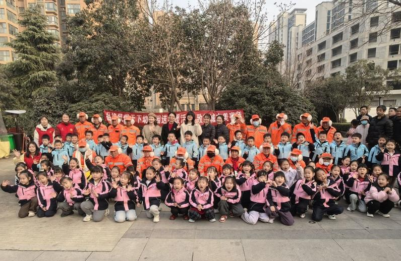 府北社区组织辖区儿童为环卫工人送暖冬能量包