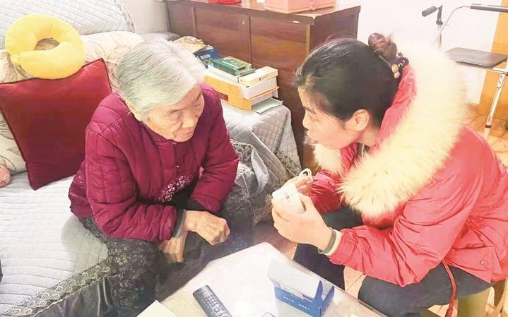 有事“一键紧急呼叫” 西安这个社区老人有了智能胸牌