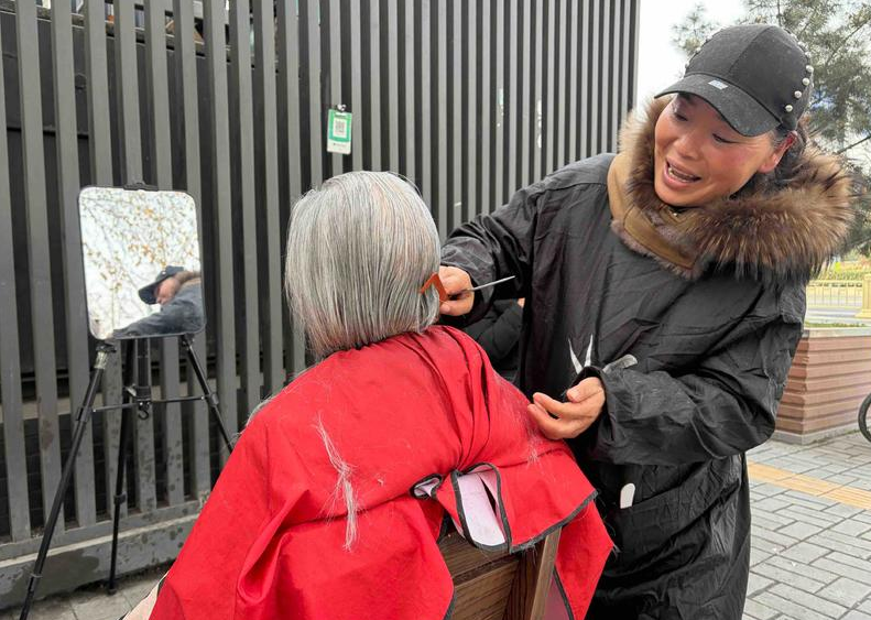 城墙下的六元理发摊：一把剪刀 二十余载坚守