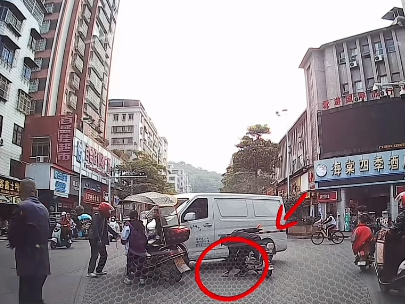 大叔围观车祸 捡到司机掉落手机就跑 小伙载上司机追三条街