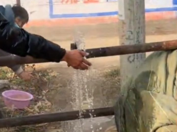 咸阳一村深井内突现近60摄氏度热水 水利局已到现场调查原因