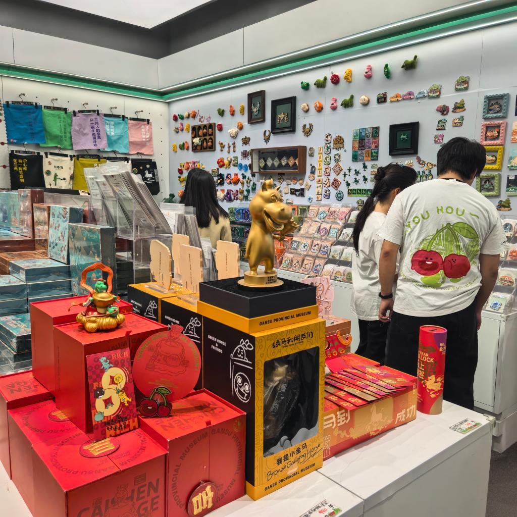 传递情感温度与文化自信 “马”元素走俏节前消费市场