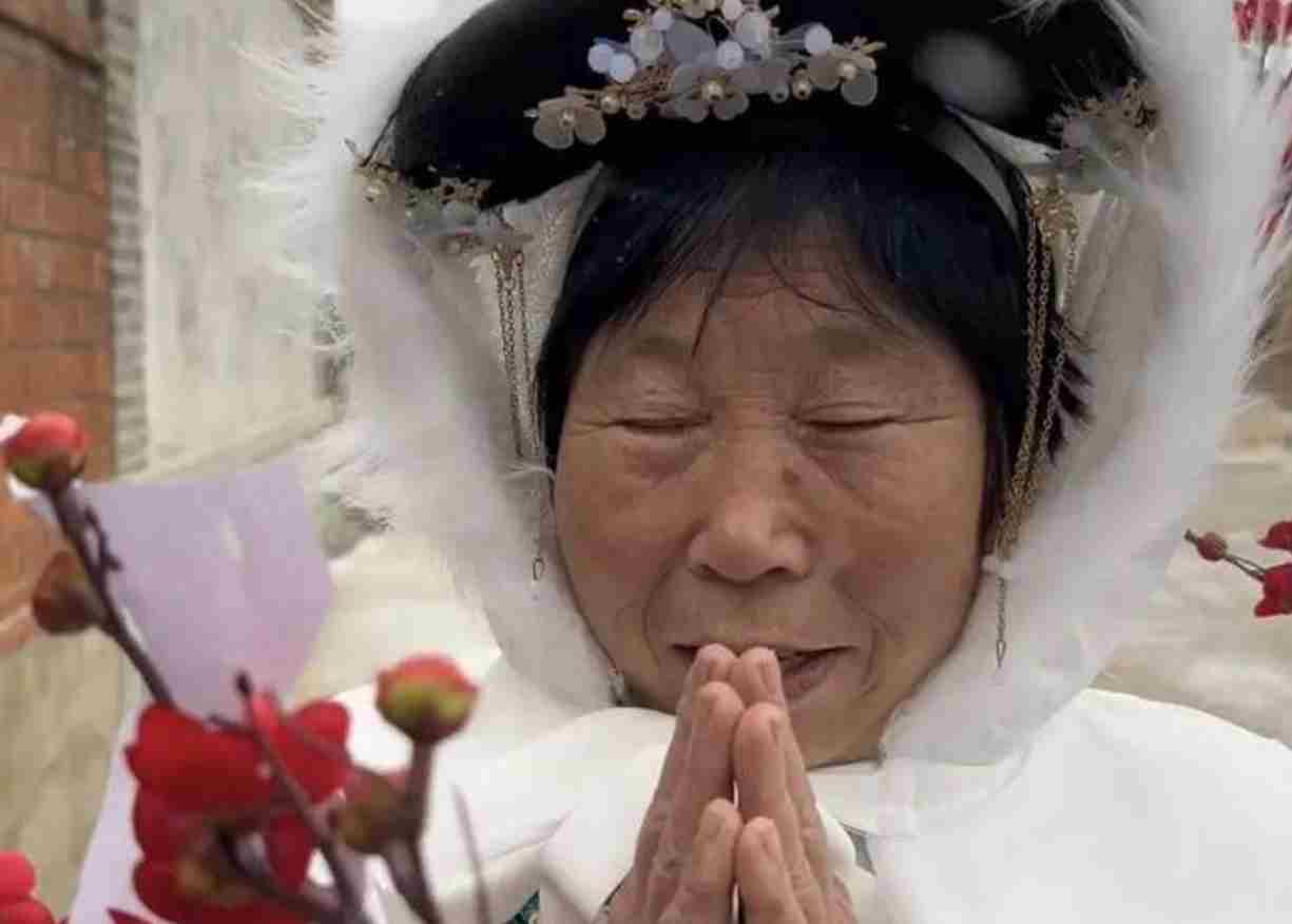 大姨拍土味《甄嬛传》圈粉百万 为拍经典镜头练1个月