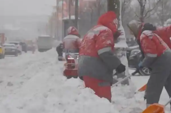 俄罗斯莫斯科遭遇近200年来最强暴雪 部分地区的积雪厚度已超过60厘米