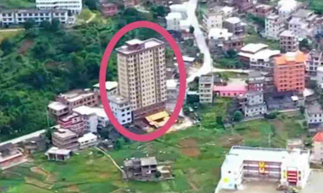 福建一家人被指给自己盖了个小区：15层楼房住百余人