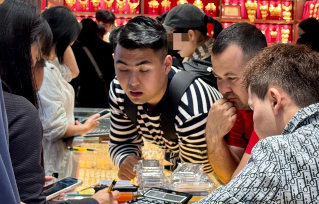 实探深圳水贝市场：银条溢价热销 有顾客花6万多元买银