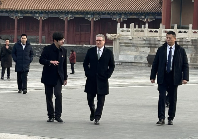 英国首相斯塔默到访故宫发表讲话 多名中国游客偶遇拍照