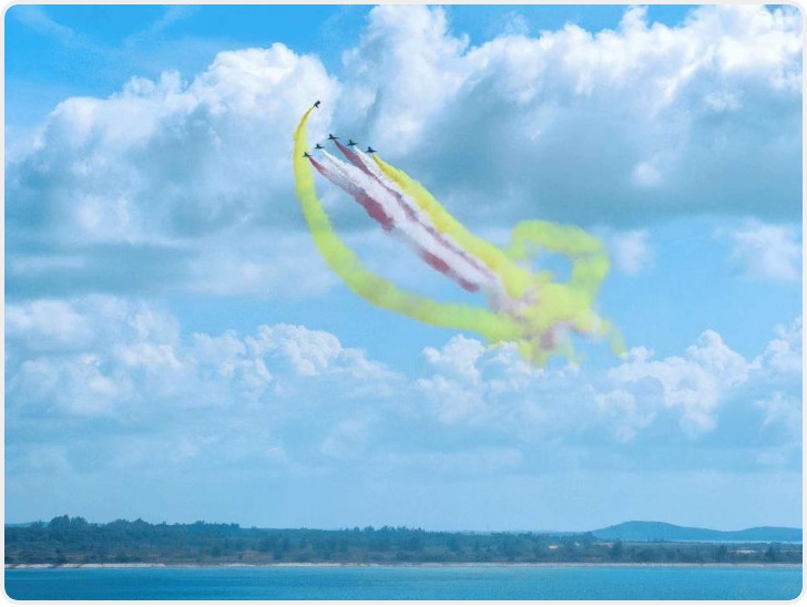 中国空军八一飞行表演队进行检验性飞行