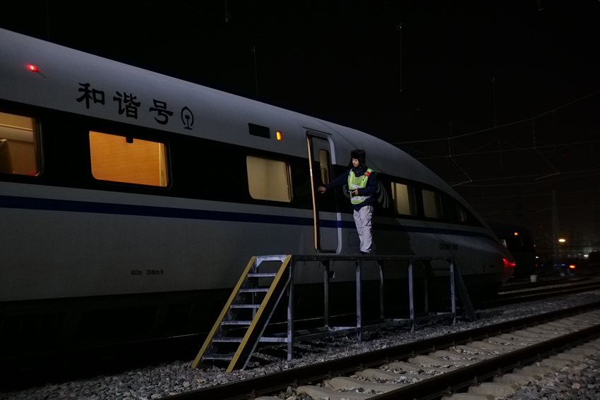 春运系列报道|春运“热战”动车组机械师的“打温区”