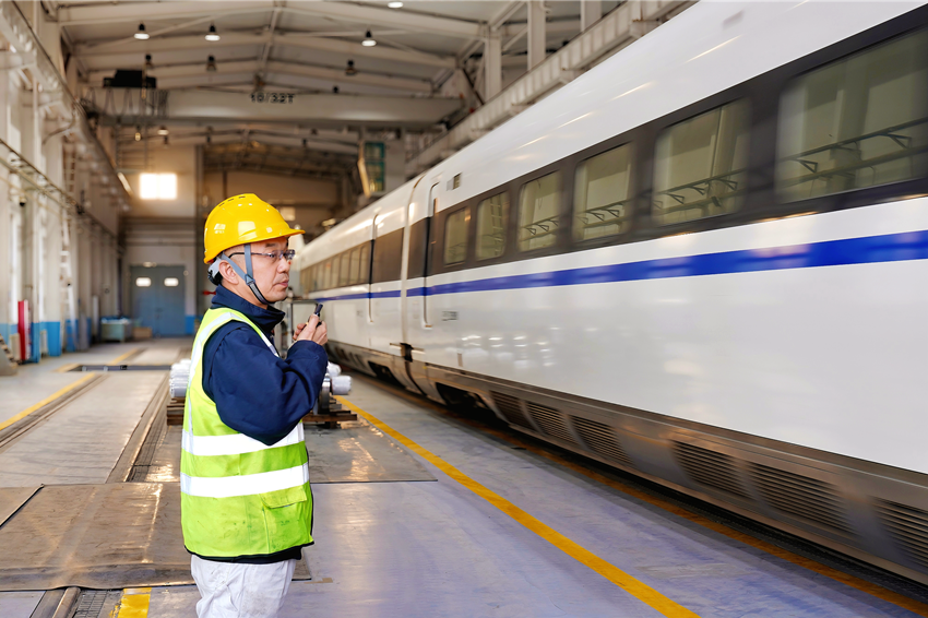 春运系列报道|春运幕后的“毫厘之战”：50岁老兵 “镟”出平安回家路