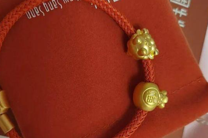 周生生足金挂坠戴一天就被刮花 检测后发现含铁、银、钯