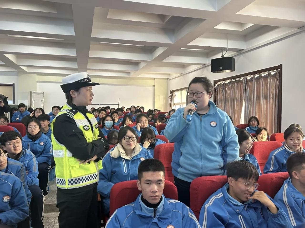 警校携手护平安 文明出行伴成长