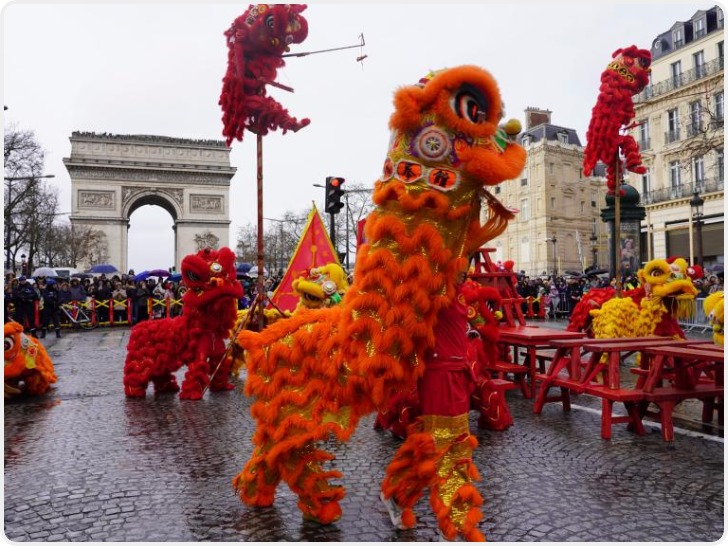 机器人、民族舞与锣鼓声——巴黎香街进入“春节时间”