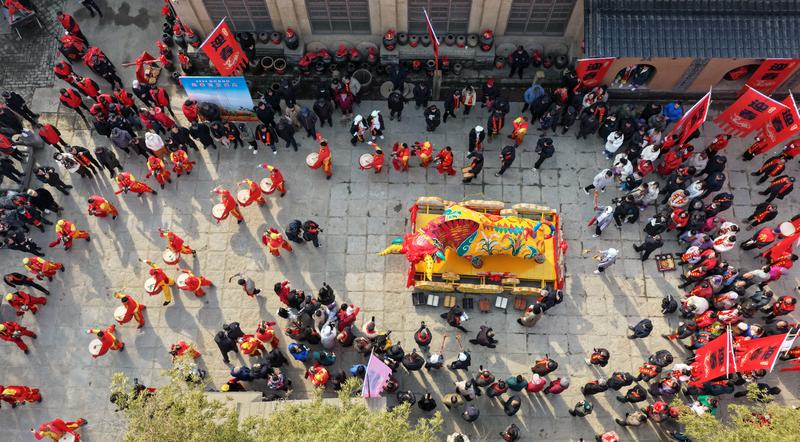 新春走基层|鞭春牛、写春联、咬春饼、听秦腔：鄠邑龙窝迎春民俗盛典启幕 丙午新春解锁关中文化新体验