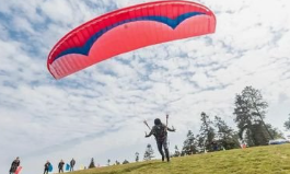 成都一男童商场体验飞伞项目时设备卡停降落受阻 当地通报