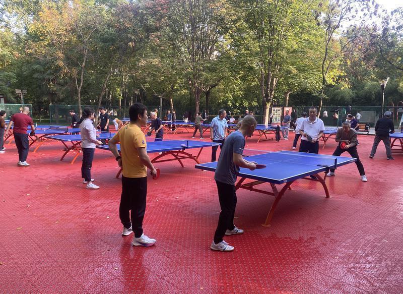 市民群众在改造提升后的丰庆公园全民健身广场锻炼