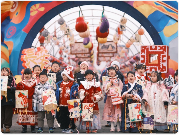 200盏少儿花灯点亮西安城墙迎新春