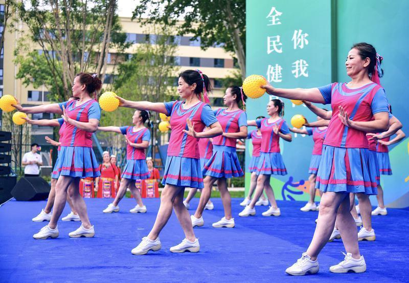 社区运动会比赛现场