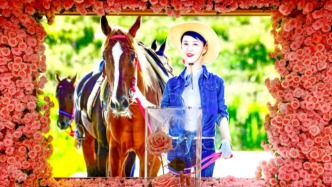 “娇龙”月季接花仪式在昭苏举行 花朵保存于“娇龙厅”