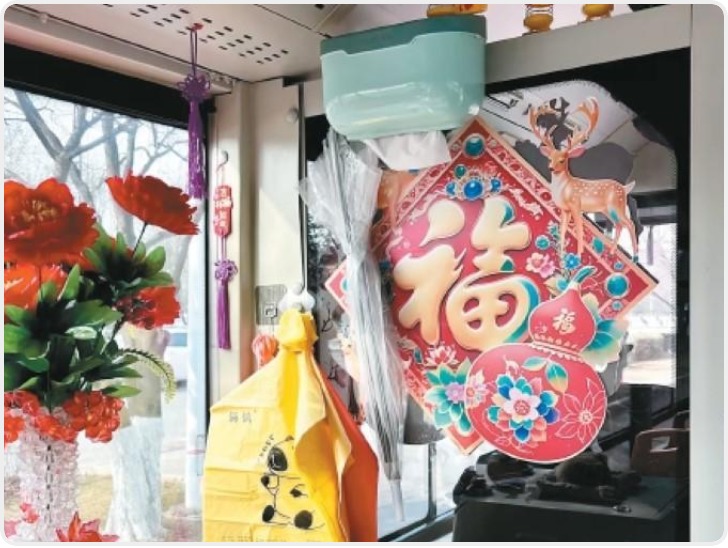 春风入车厢暖意满古城 西安324路公交“花车”走上街头