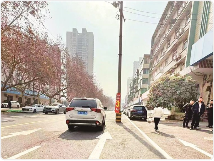 西安莲湖区一电线杆立在路中央 施工单位：将就近规划迁移