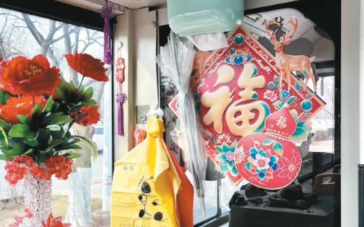 春风入车厢暖意满古城 西安324路公交“花车”走上街头