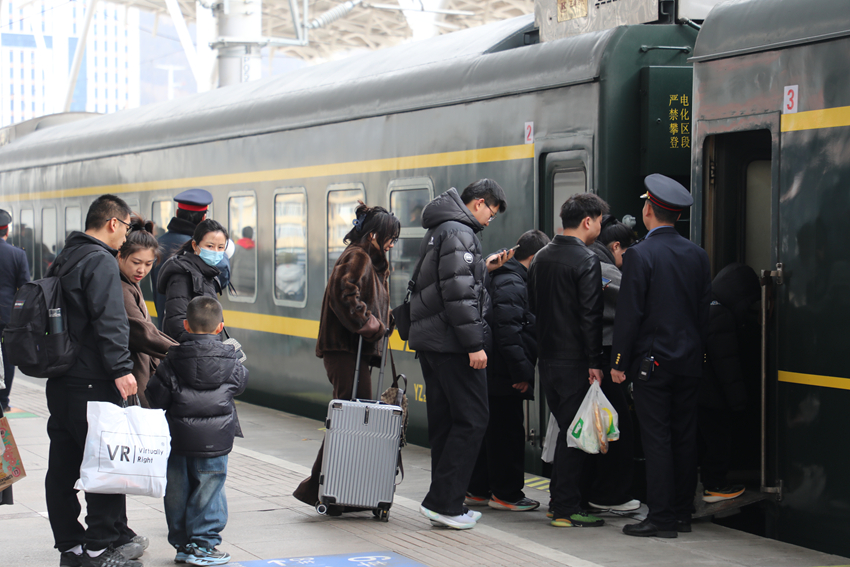 西安铁路局加开延安至神木“摆渡列车” 方便陕北地区旅客高铁普速换乘出行