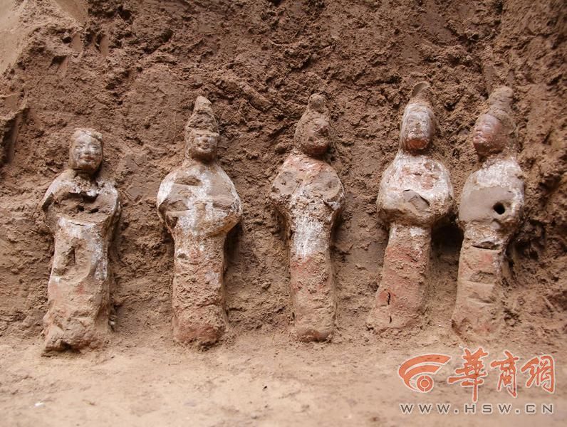 9图九 M49陶俑出土状况 9图九 M49陶俑出土状况