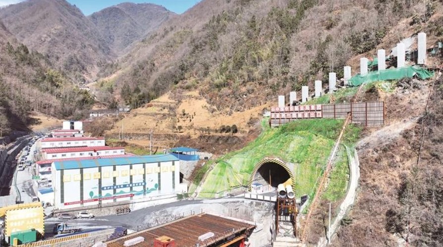 西渝高铁康渝段首座长大隧道 荆竹园隧道贯通