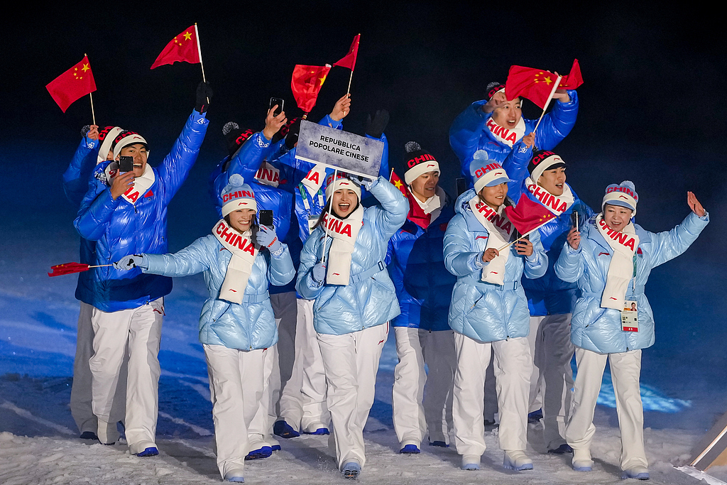 各国运动员怀揣梦想入场 米兰冬奥会开幕式太好看了