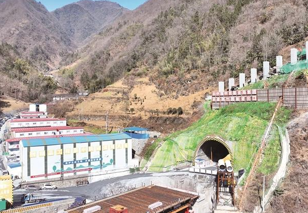 西渝高铁康渝段首座长大隧道 荆竹园隧道贯通