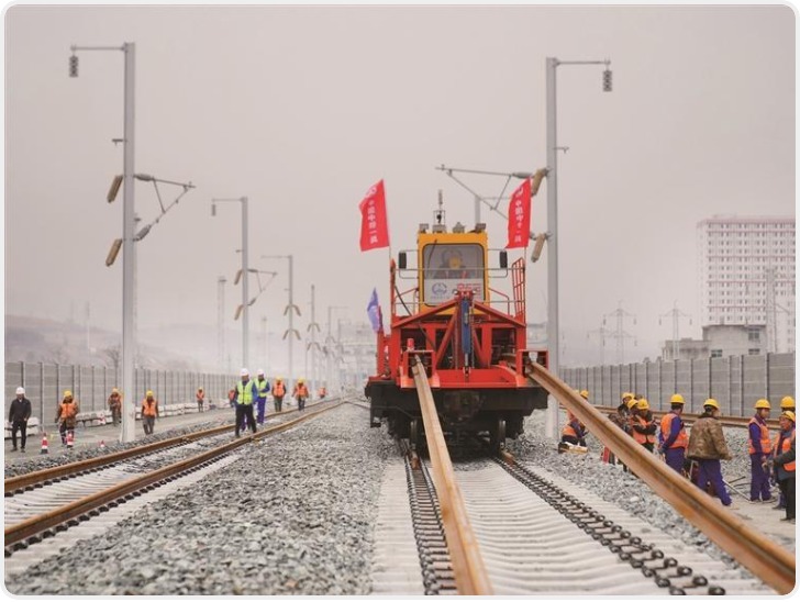 西康高铁全线完成铺轨