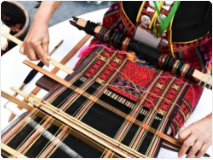 法治日报：合力斩断“非遗认证”灰色产业链