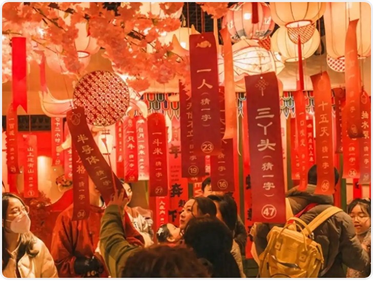 年味变淡还是变新了？年轻人重新“书写”春节的仪式感