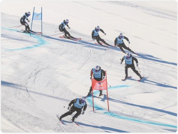 陕西高校学子高山滑雪赛场展风采