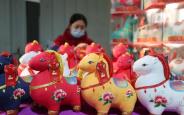 “马”上有新意 生肖玩具“圈粉”新春市场
