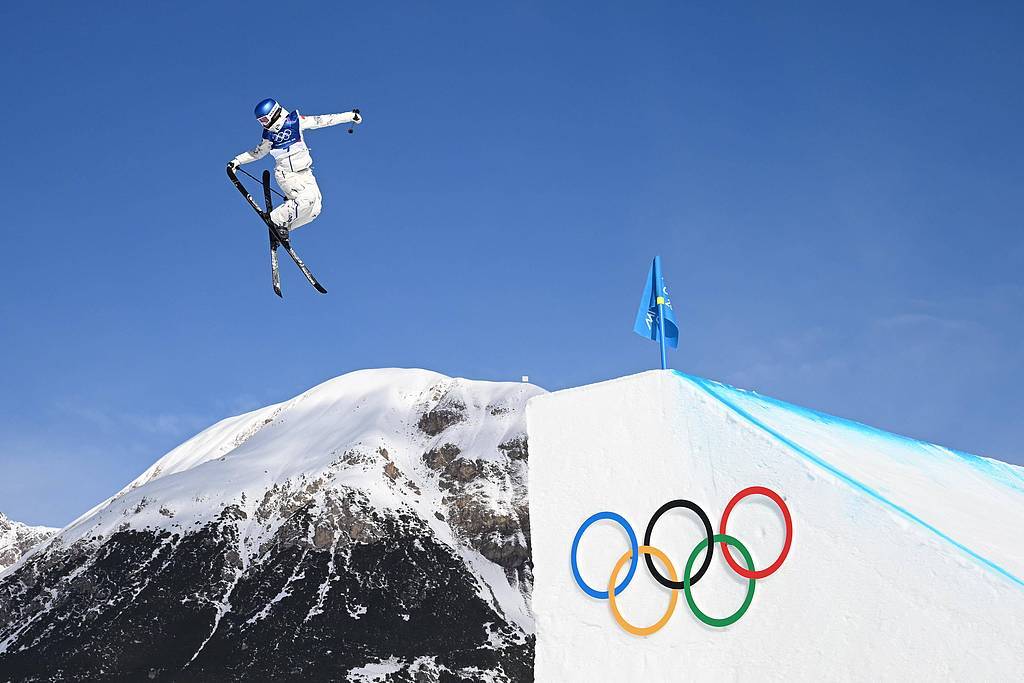 中国冬奥军团第一银！无需自证的谷爱凌正享受着冬奥的每一滑