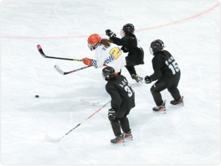 力克东道主取得“开门红” 西安冰球“小花”铿锵绽放