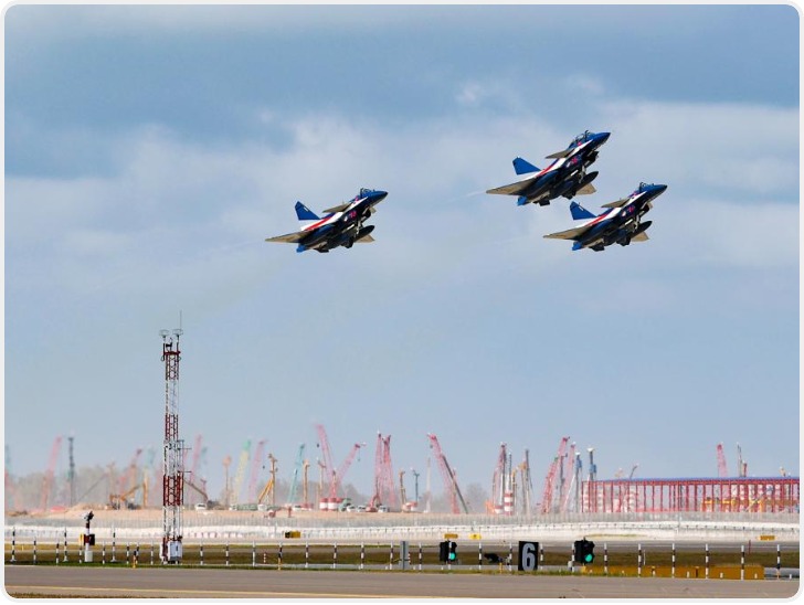 空军八一飞行表演队经空中加油从新加坡“一站式”回国