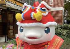 广州街头多只大湾鸡换新装化身“迎春鸡” 街道办：欢迎游客打卡