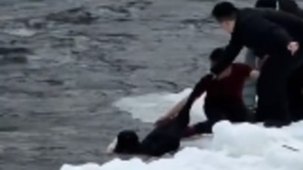 景区通报母女越过警戒线拍照落水：及时救助 身体状况平稳