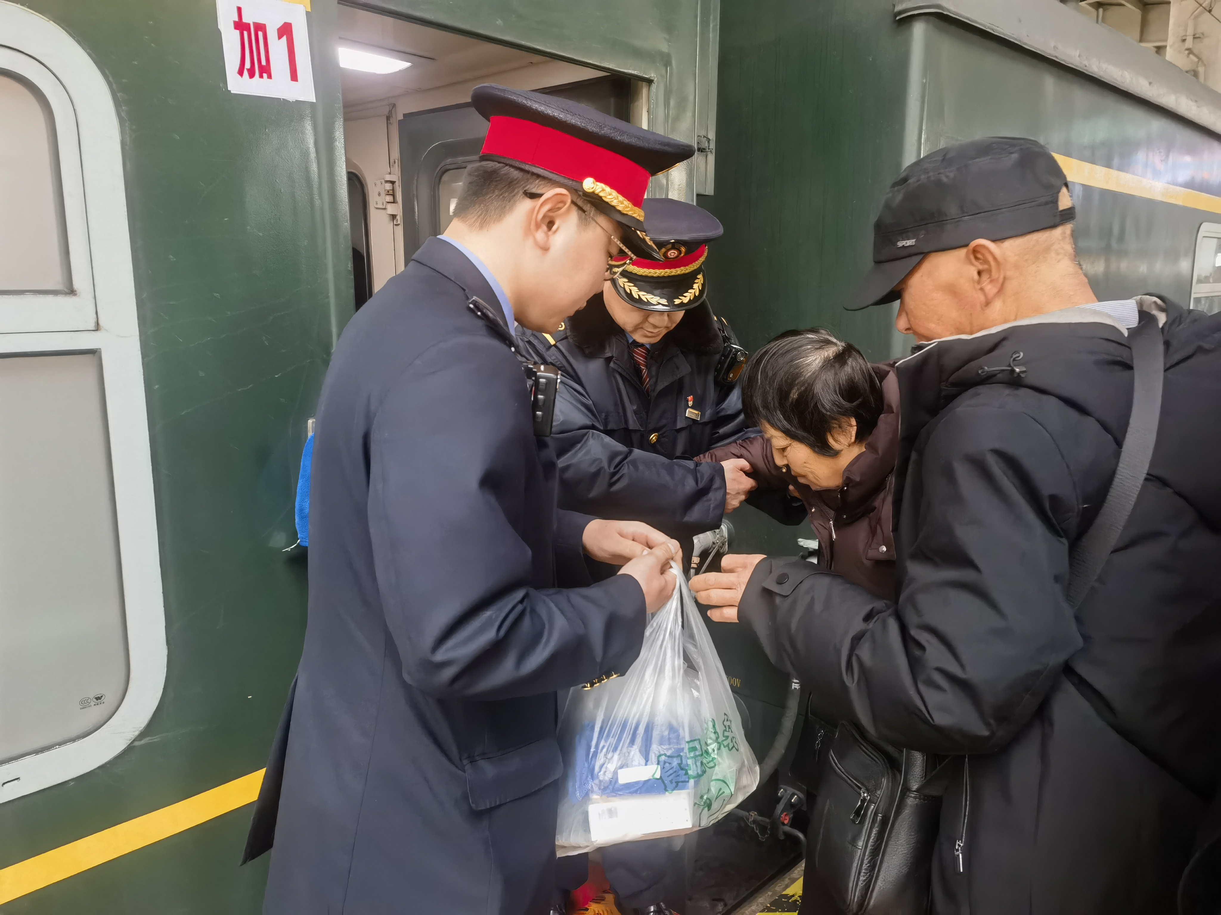 K8205次列车暖心服务高龄旅客 全程护航获称赞