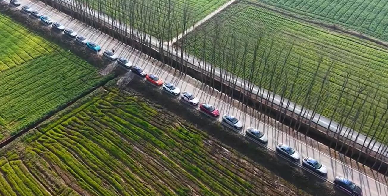 四川一位米粉婚礼“摇”来约200台小米汽车 雷军送祝福