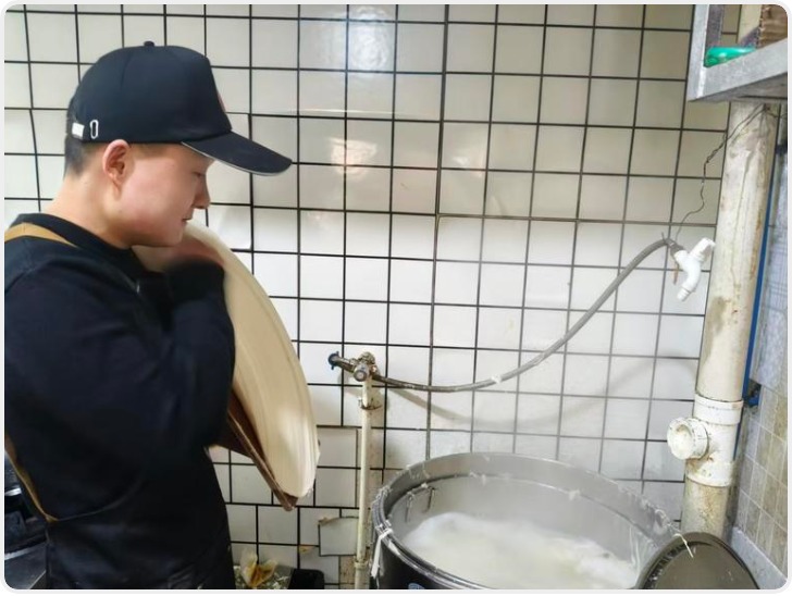 一天200碗 免费三天！西安刀削面老板夫妻：今后每年都弄