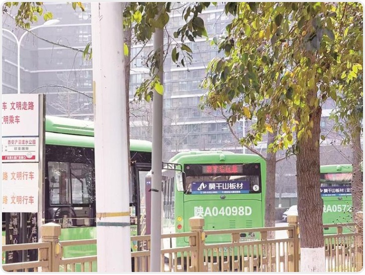 市民反映浐灞5号线发车时间不规律 负责人：因客流变化变动