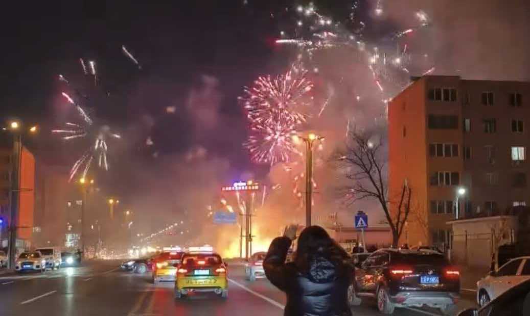 辽宁盘锦一鞭炮摊失火 目击者：看了半小时烟花爆竹