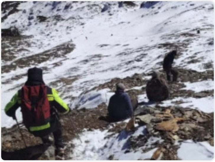 4名驴友擅入云南雨崩神湖未开发高危区域被困 警方：已获救