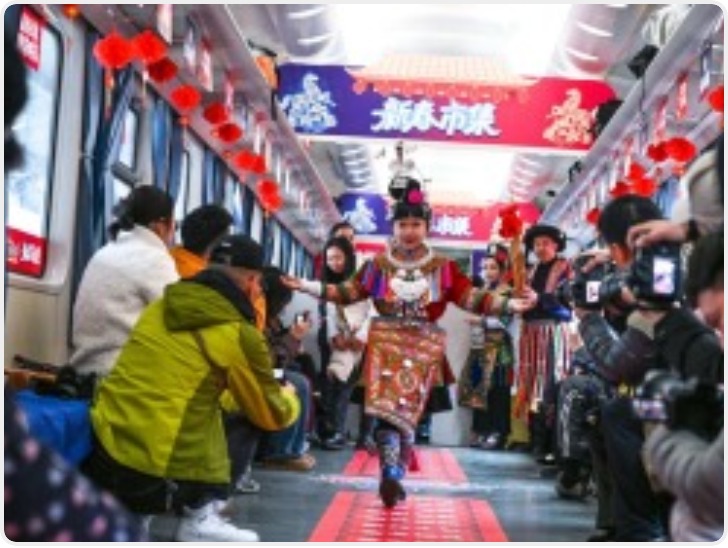 城事·马上春来︱春运的年味 奔跑在团圆列车上