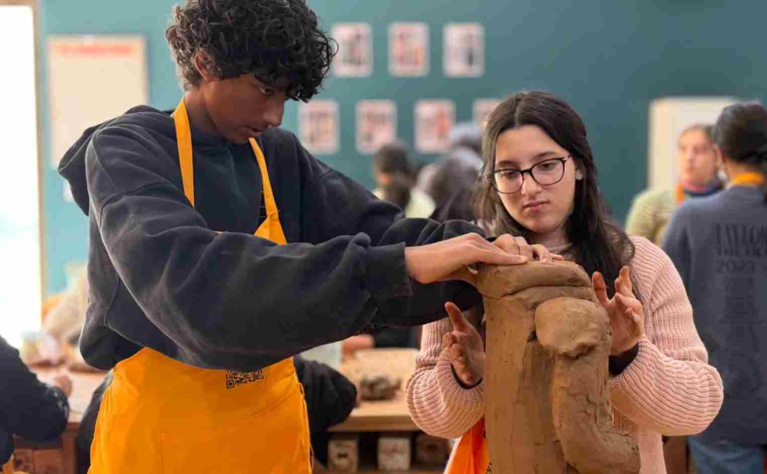 随非遗代表性传承人制作“秦俑”