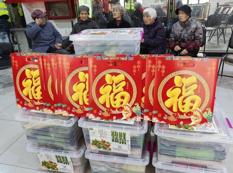 送蔬菜送对联 半坡社区联合聚润农贸市场慰问辖区老人